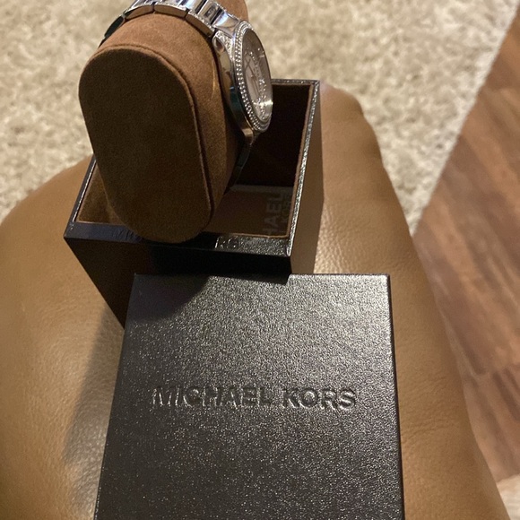 Michael Kors Kerri Silver Watch - Picture 4 of 4